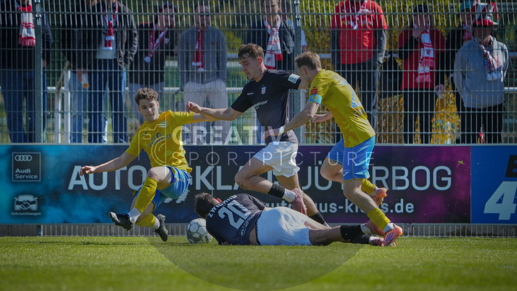 FFußball, Herren, Saison 2025/2026, Regionalliga Nordost, 31. Spieltag, FSV 63 Luckenwalde vs. FSV Zwickau, Sonntag 26.04.2026, Werner-Seelenbinder-Stadion Luckenwalde | Fußball, Herren, Saison 2025/2026, Regionalliga Nordost, 31. Spieltag, FSV 63 Luckenwalde vs. FSV Zwickau, Sonntag 26.04.2026, Werner-Seelenbinder-Stadion Luckenwalde, Im Bild: v.l. Tim Meyer (Luckenwalde), Till Jacobi (Zwickau), Lennert Möbius (Zwickau) und Fabio Schneider (Luckenwalde) - Realisiert mit Pictrs.com