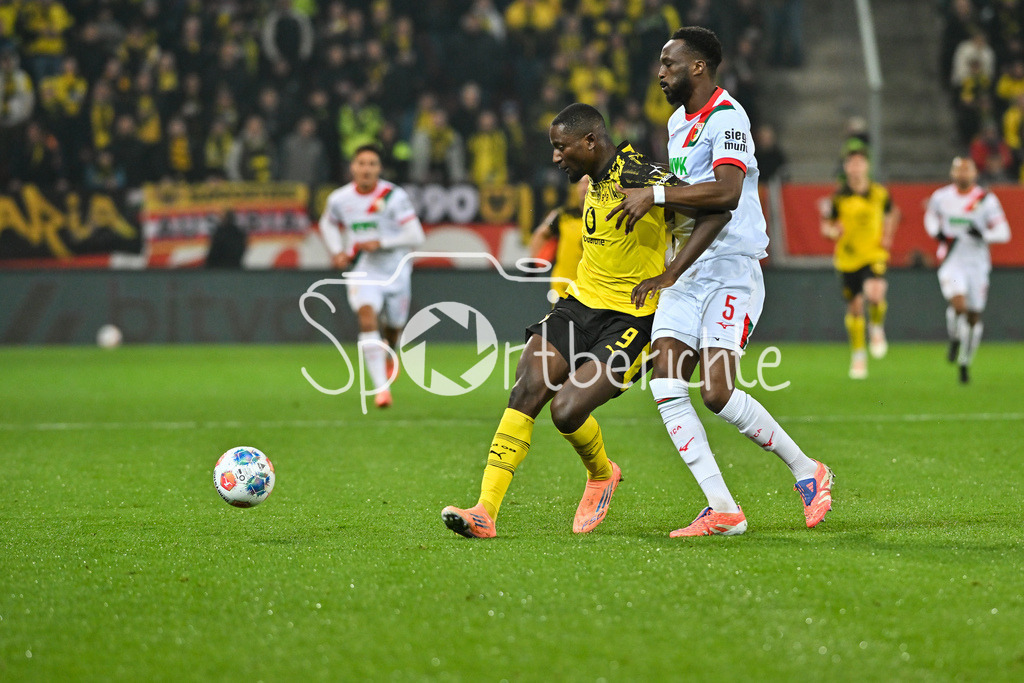 FC Augsburg - Borussia Dortmund | AUGSBURG, GERMANY - Serhou GUIRASSY (Borussia Dortmund 9) against Chrislain MATSIMA (FC Augsburg 5) during the bundesliga match between FC Augsburg vs. Borussia Dortmund on matchday 9 at WWK Arena on October 31, 2025 in Augsburg, Germany / DFL REGULATIONS PROHIBIT ANY USE OF PHOTOGRAPHS AS IMAGE SEQUENCES AND/OR QUASI-VIDEO