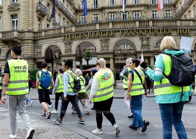 20230630-_8503684-streik-handel-frankfurt-HEN-FOTO | 30.06.2023 Streiktag des Handels vor Steigenberger Frankfurter Hof VERDI Vereinigte Dienstleistungsgewerkschaft Hessen Rheinland Pfalz Saarland ruft zum Streik für mehr Lohn und Demonstration vom Gewerkschaftshaus zur Hauptwache auf Esprit H&amp;M Zara Dougla IKEA Kaufland REWE (Foto: Peter Henrich) - Realisiert mit Pictrs.com