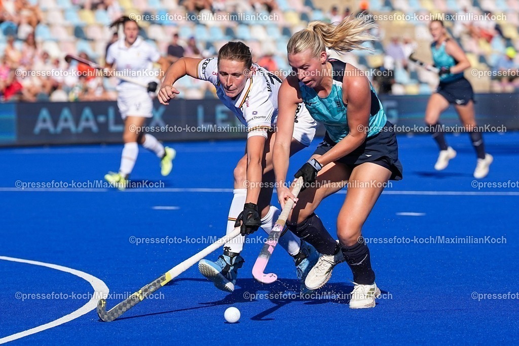 xydrx11082502001 | 11.08.2025, xydrx, Frauen EuroHockey Championship 2025, Gruppenphase, Gruppe B, England - Belgien, Sparkassenpark Mönchengladbach: Stephanie Vanden Borre (BEL #22) im Zweikampf gegen Maddie Axford (ENG #24)