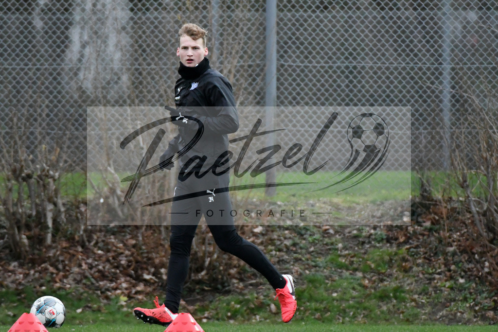 20200220_TRAOSN_0023 | Fussball, Herren: Simon Haubrock (VfL Osnabrueck) in Aktion, am Ball, Einzelaktion waehrend der Trainingseinheit des VfL Osnabrueck im Sportpark Illoshoehe am 20.02.2020 in Osnabrueck, Deutschland. - Realisiert mit Pictrs.com