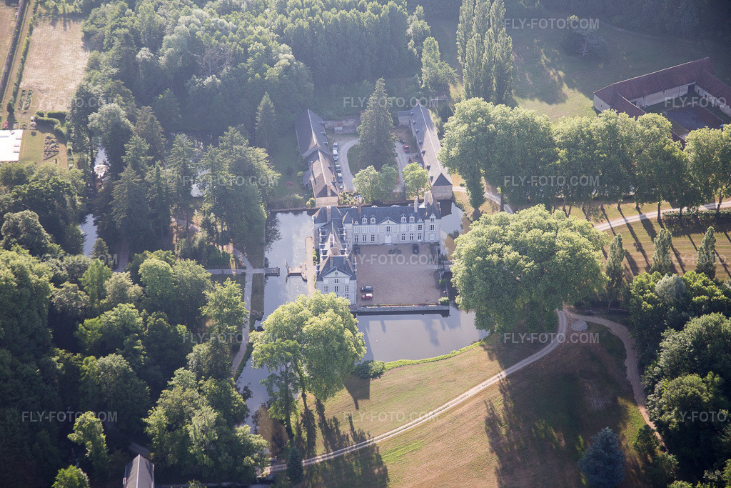 Aerial view: View of the town in Cléry-Saint-André in the state Loiret, France. – Photo: IMG_082535.jpg taken on 06/21/2015 by Werner Riehm/FLY-FOTO.com – Resolution of the original: 5472 x 3648 px