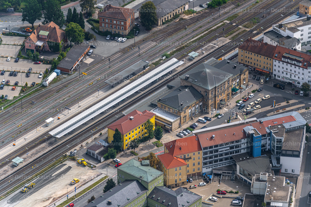 4060279 | BAYREUTH 07.09.2021 Gleisverlauf und Gebäude des Hauptbahnhofes der Deutschen Bahn in Bayreuth im Bundesland Bayern, Deutschland. // Track progress and building of the main station of the railway in Bayreuth in the state Bavaria, Germany. Foto: Gerhard Launer