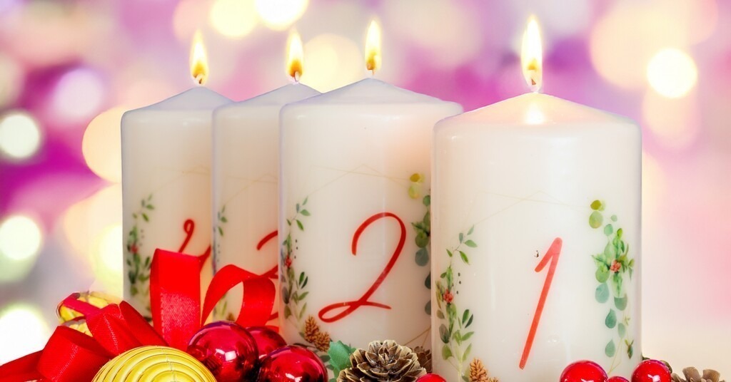 Adventsgrüße für Facebook im empfohlenen Format 1,91:1 | Grüße zum Advent: Adventskerzen mit weihnachtlicher Dekoration (digital nachbearbeitet) - Realisiert mit Pictrs.com