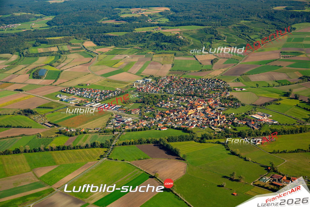 Das Luftbild zeigt :  Ipsheim - Die Luftaufnahme wurde 2023 vom UL-Flugzeug aus erstellt ( keine Drohne ) - Hochauflösende Luftaufnahme - Für grossformatige Ausdrucke geeignet. Die Geschenkidee !Mit Lizenz und Bildrechte bestellbar