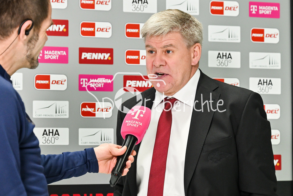 Augsburger Panther - Schwenninger Wild Wings | AUGSBURG, GERMANY - 02. JANUARY: im Bild  Bill PETERS Trainer Augsburger Panther beim Interview mit Magentasport vor dem Match zwischen den Augsburger Panthern und den Schwenninger Wild Wings am 35. Spieltag der Penny DEL im Curt Frenzel Stadion