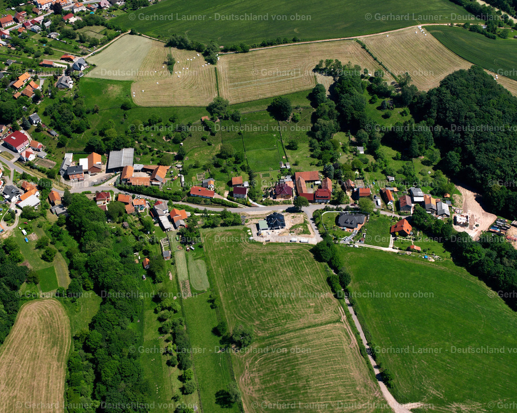 2634244 | HUNDESHAGEN 09.06.2006 Landwirtschaftliche Nutzflächen und Feldgrenzen  umsäumen das Siedlungsgebiet des Dorfes in Hundeshagen im Bundesland Thüringen, Deutschland // Agricultural land and field boundaries surround the settlement area of the village  in Hundeshagen in the state Thuringia, Germany Foto: Gerhard Launer