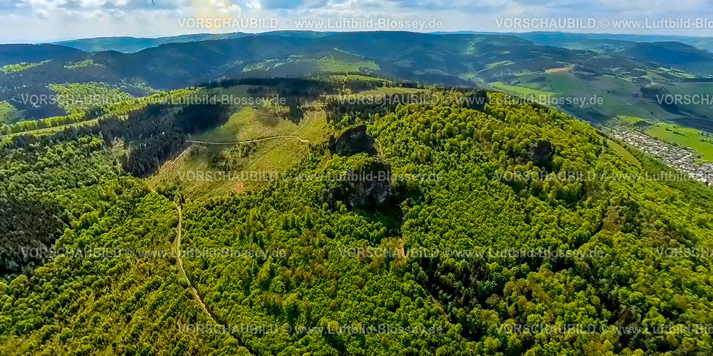 Olsberg240590432BruchhauserSteine | Luftbild, Bruchhauser Steine, Sehenswürdigkeit in waldiger Hügellandschaft, vier Felsen mit Namen Ravenstein, Goldstein, Bornstein und Feldstein mit Gipfelkreuz, Erdkugel, Fisheye Aufnahme, Fischaugen Aufnahme, 360 Grad Aufnahme, tiny world, little planet, fisheye Bild, , Olsberg, Sauerland, Nordrhein-Westfalen, Deutschland