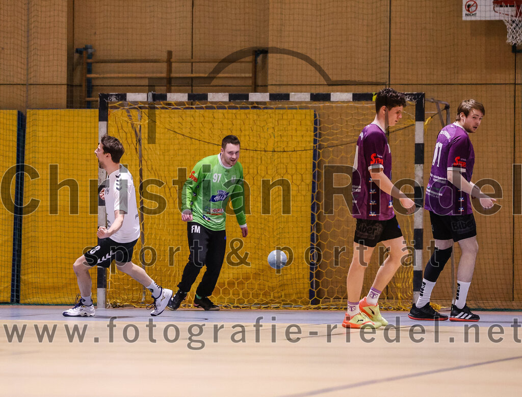 2025-02-15_065_SpVgg_Altenerding_gegen_SVW_Burghausen | Erding, Deutschland, 15.02.2025:Handball, Bezirksoberliga Männer 2024 / 2025, 16. Spieltag, SpVgg Altenerding gegen SVW Burghausen, Endergebnis: 32:31Michael Kalchauer (SVW Burghausen, #8), Torwart Ferdinand Mayer (SpVgg Altenerding, #97), Tim Steininger (SpVgg Altenerding, #10), Niklas Fleps (SpVgg Altenerding, #17)Foto: Christian Riedel / fotografie-riedel.net