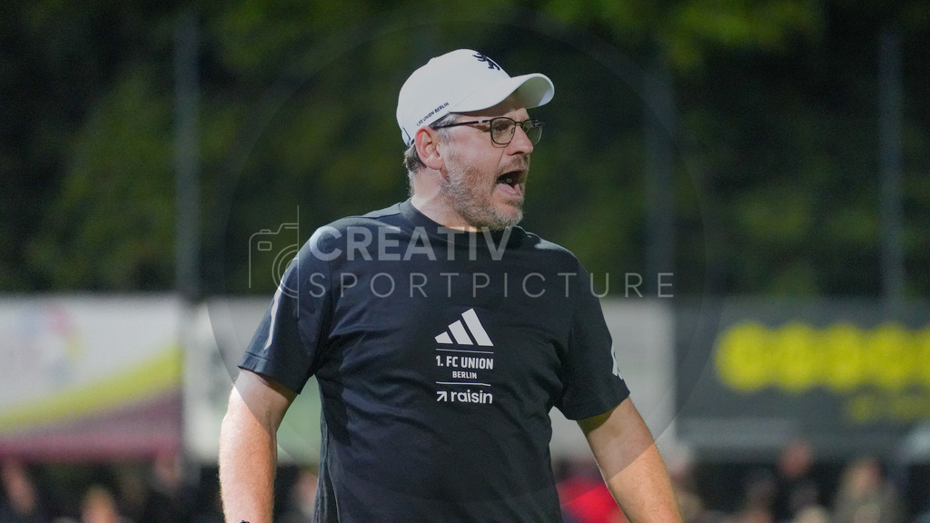 Fußball, Herren, Saison 2025/2026, Testspiel, Freundschaftsspiel, FSV 63 Luckenwalde vs. 1.FC Union Berlin, Mittwoch 08.10.2025, Werner-Seelenbinder-Stadion Luckenwalde, | Fußball, Herren, Saison 2025/2026, Testspiel, Freundschaftsspiel, FSV 63 Luckenwalde vs. 1.FC Union Berlin, Mittwoch 08.10.2025, Werner-Seelenbinder-Stadion Luckenwalde, Im Bild: Steffen Baumgart (Trainer 1.FC Union Berlin) - Realisiert mit Pictrs.com