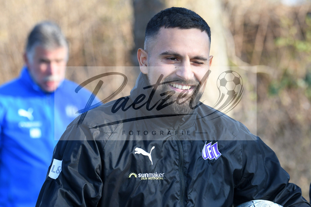 20200207_TRAOSN_0102 | Fußball, Herren: Marcos Alvarez (VfL Osnabrueck) schaut waehrend der Trainingseinheit des VfL Osnabrueck im Sportpark Illoshoehe am 07.02.2020 in Osnabrueck, Deutschland. - Realisiert mit Pictrs.com