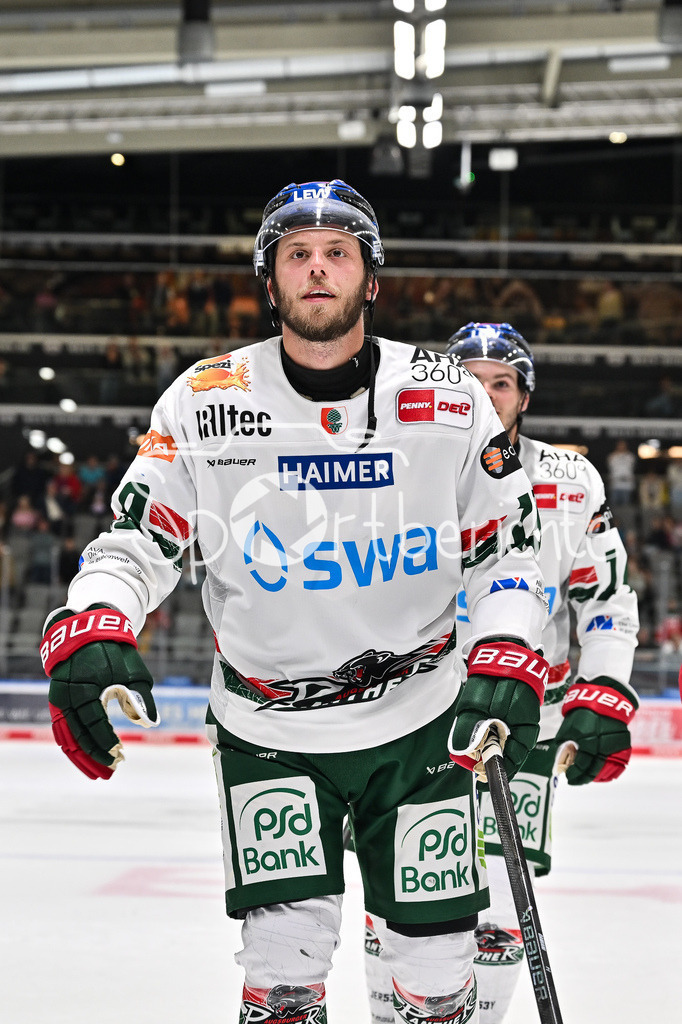Augsburger Panther - Moser Medical Graz99ers | Die Augsburger Panther bedanken sich bei den Fans nach dem Heimsieg gegen Graz / Testspiel: Augsburger Panther - Moser Medical Graz99ers; Curt Frenzel Stadion am 31.08.2025 / Riley DAMIANI (Augsburger Panther #19)  Einzelfoto / Freisteller