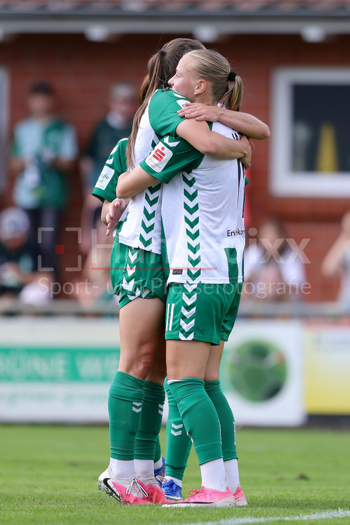Fussball, Testspiel Frauen, SV Werder Bremen - Hamburger SV | v.li.: Lilli Purtscheller (SV Werder Bremen, 7) und Torschützin Isabella Jaron (SV Werder Bremen, 11) mit Torjubel, Jubel, jubeln, jubelt, optimistisch, Spielszene, Highlight, Freude über das Tor zum 3:1