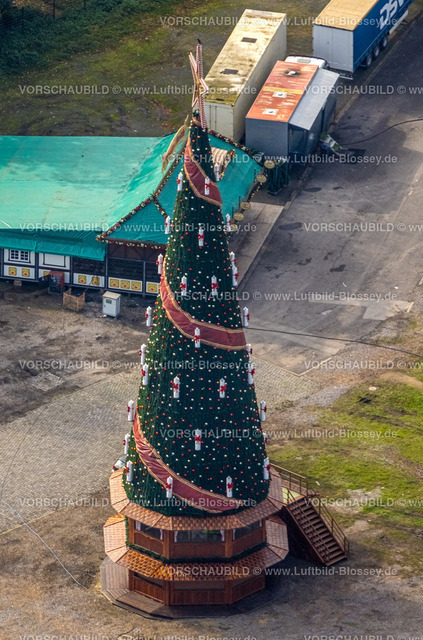 Herne241015986 | Luftbild, Weihnachtsmarkt Aufbau auf dem Cranger Kirmesplatz mit großem 45 Meter hohen Weihnachtsbaum und Hütten, Unser Fritz, Herne, Ruhrgebiet, Nordrhein-Westfalen, Deutschland