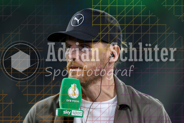Borussia Mönchengladbach vs Karlsruher SC - DFB-Pokal 2. Runde | Mönchengladbach, Deutschland, 28.10.25:   Trainer Eugen Polanski (Borussia Mönchengladbach) im Interview waehrend des Spiels der DFB-Pokal 2. Runde zwischen Borussia Mönchengladbach vs Karlsruher SC im Stadion im Borussia Park(Foto von Brauer-Fotoagentur / Adrian Schlueter)