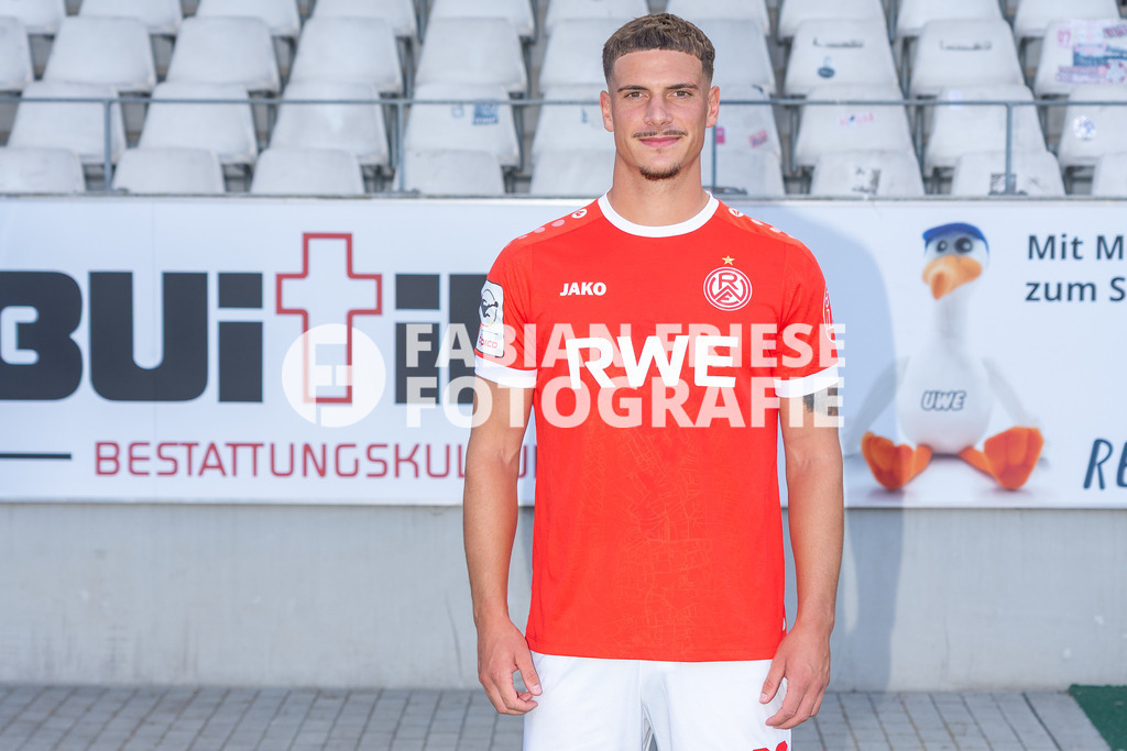 Rot-Weiss Essen; 3. Liga, Portraettermin 2026/2027, Foto: Eibner-Pressefoto/Fabian Friese | Luca Bazzoli (Rot-Weiss Essen, #32),Rot-Weiss Essen; 3. Liga, Portraettermin 2026/2027, Foto: Eibner-Pressefoto/Fabian Friese - Realisiert mit Pictrs.com