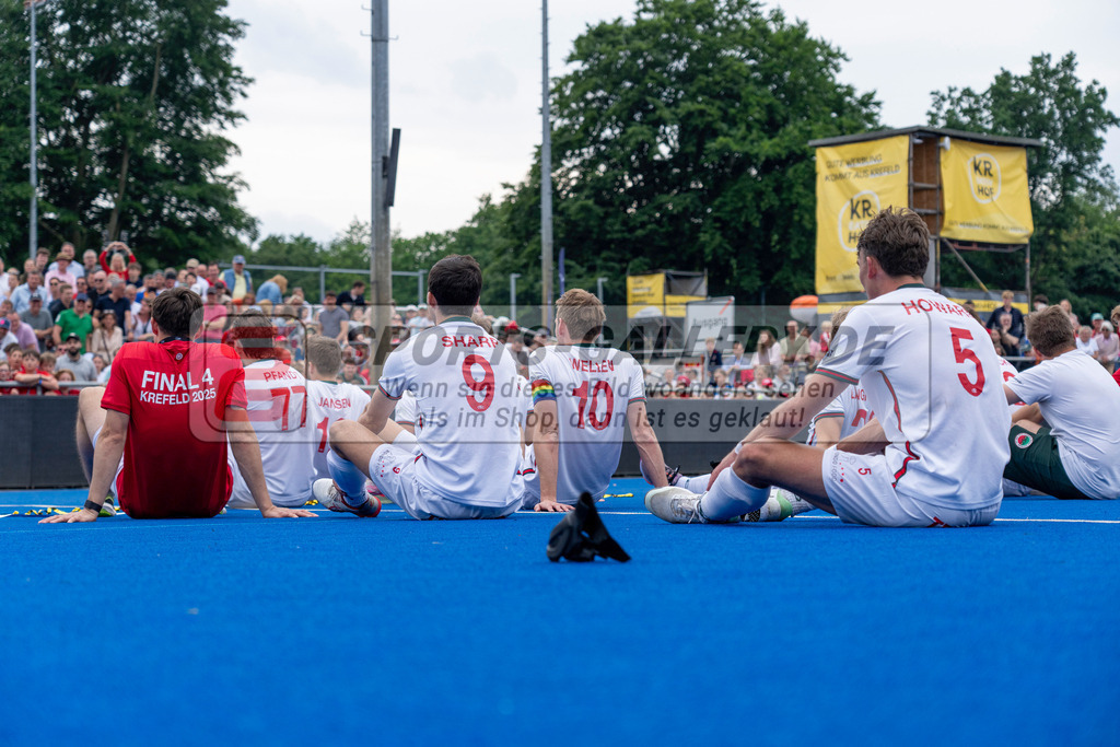Final4_20250601-1519-HK108774 | Krefeld, Deutschland, 01.06.2025:  Feldhockey Final4 2025 – „Deutsche Feldhockey-Meisterschaften 2025“ Crefelder HTC - Rot-Weiss Köln (Finale Herren) im Gerd-Wellen-Hockeyanlage am 01.06.2025 in Krefeld, Deutschland. (Foto von Kramhöller/Fehrmann/Kaste)Krefeld, Germany, 01.06.2025: Feldhockey Final4 2025 – „Deutsche Feldhockey-Meisterschaften 2025“ Harvestehuder HTC - Düsseldorfer HC (Finale Damen) in Gerd-Wellen-Hockeyanlage at 01.06.2025 in Krefeld, Deutschland. (Foto from Kramhöller/Fehrmann/Kaste)