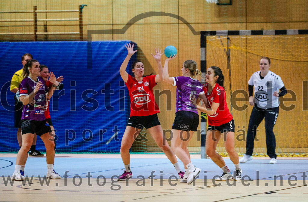 2023-11-04_089_SpVgg_Altenerding_gegen_TV_Altoetting | Erding, Deutschland, 04.11.2023:
Handball, Bezirksoberliga Frauen Altbayern 2023 / 2024, 6. Spieltag, SpVgg Altenerding gegen TV Altötting, Endergebnis: 28:26

Stefanie Koller (TV Altötting, #13), Marlene Mittermeier (SpVgg Altenerding, #6), Eva Taubeneder (TV Altötting, #21), Juliane Grimme (TV Altötting, #22)

Foto: Christian Riedel / fotografie-riedel.net