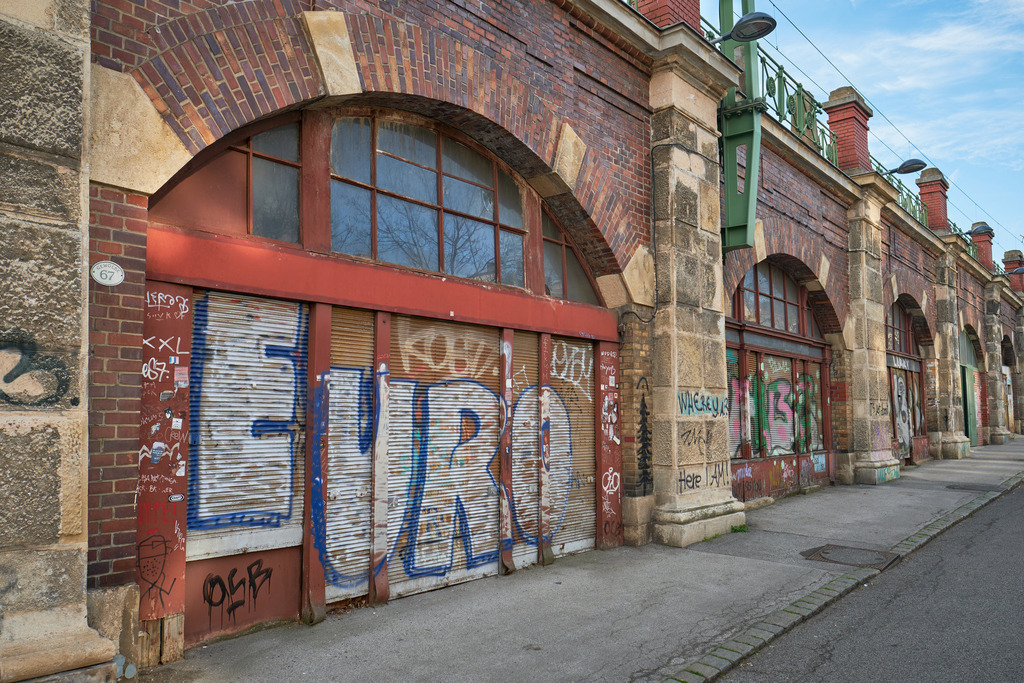 Torbogen mit Graffiti Aufschrift Euro | Wien, Austria - April 01, 2021: entlang der Wiener Gürtel Straße; Torbogen mit Graffiti Aufschrift Euro. - Realisiert mit Pictrs.com