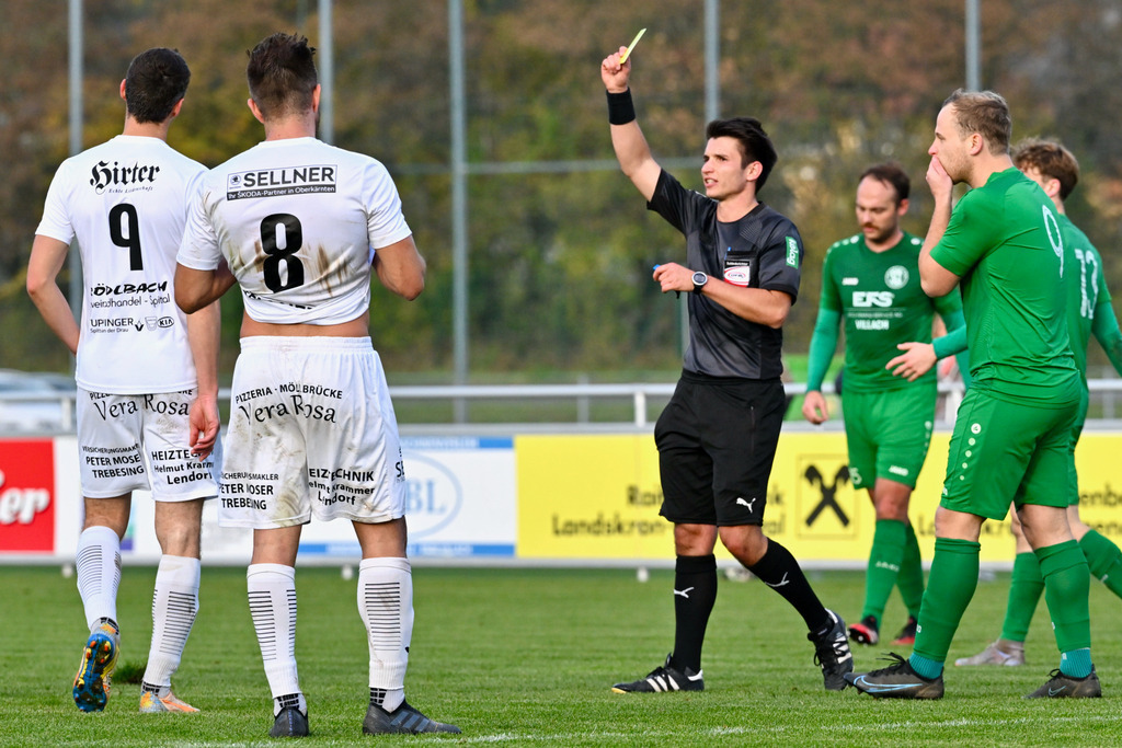 SC Landskron vs. FC Lendorf 12.11.2022 | #8 Florian Sixt, #9 Christian Kautz, Bodner Mathias Referee, Gelbe Karte, #9 Patrick Freithofnigg