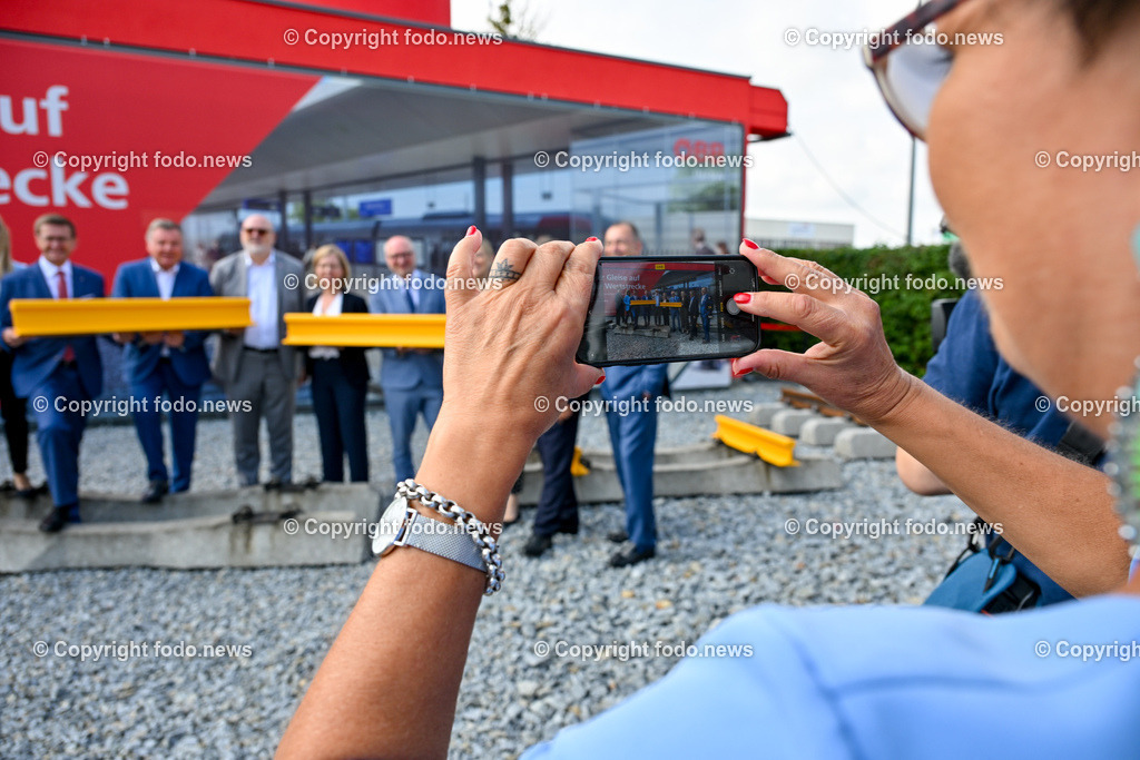 Festakt_ OeBB Gleisausbau_ Baustart_ 01.07.2024-62 | 01.07.2024, Hoersching, AUT, Festakt OeBB-anlaesslich des 4-gleisigen Ausbau des Abschnitt Linz - Marchtrenk, im Bild LR Markus Achleitner (VP), LR Guenther Steinkellner (FP), Andreas Mattae (Vorstandvorsitzender der OeBB), BMin Leonore Gewessler (Die Gruenen, Klimaschutz, Umwelt, Energie, Mobilitaet, Innovation und Technologie), Wolfgang Bogensberger (Leiter der Vertretung der EU Kommission in Oesterreich)