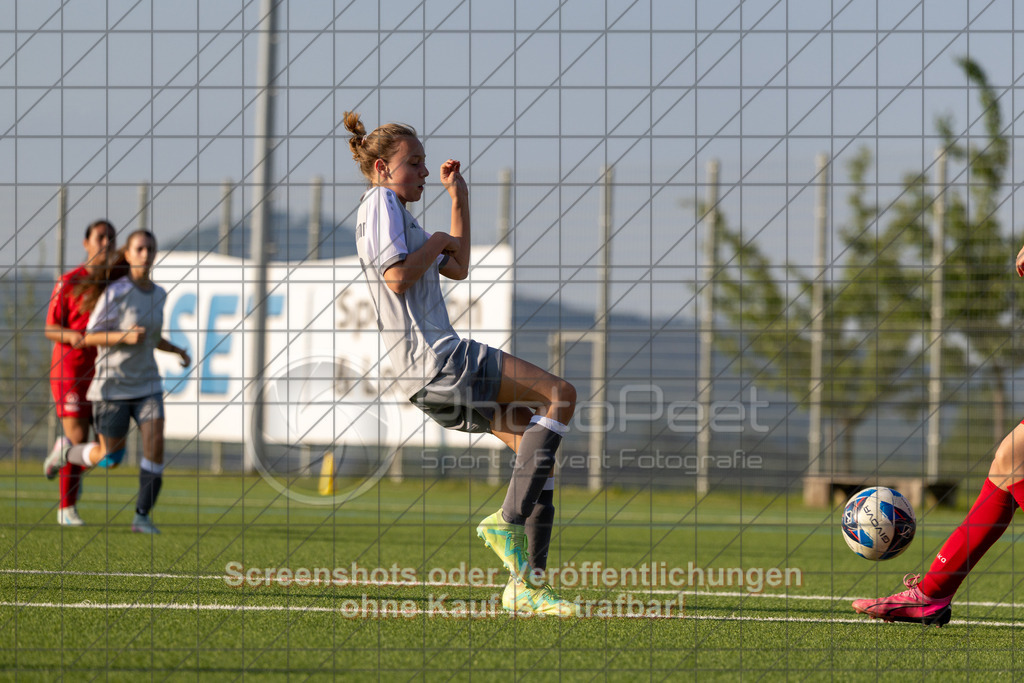 20260508_184730_0193_(c)_by_PhotoPeet | #,TSV Eschenbach (hell) vs. TSV Weilheim (rot), Fußball, C-Juniorinnen Kreisstaffel 2, Bezirk Neckar/Fils, 07.Spieltag,  Saison 2025/2026, Kunstrasenplatz, Schlater Straße, 73107 Eschenbach, 08.05.2026 - 18:30 Uhr,Foto: PhotoPeet / Sport- &amp; Eventfotografie / Peter Harich