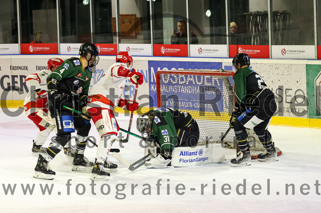 2022-11-13_043_TSV_Erding_gegen_TEV_Miesbach | Erding, Deutschland, 13.11.2022:
Eishockey, Bayernliga 2022 / 2023, 13. Spieltag, TSV Erding gegen TEV Miesbach, Endergebnis: 

Simon Franz (Erding Gladiators, #4), Benedikt Pölt (TEV Miesbach, #77), Torwart Christoph Schedlbauer (Erding Gladiators, #31), Mark Waldhausen (Erding Gladiators, #27)

Foto: Christian Riedel / fotografie-riedel.net