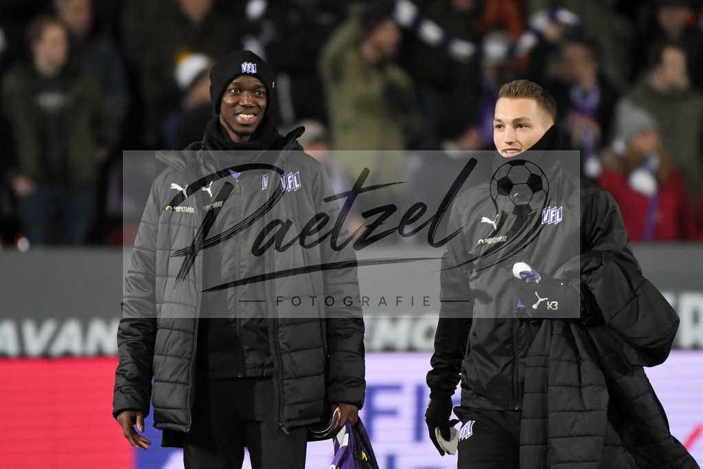 20200129_OSNSVS_0015JPG | Fußball, Herren: Assan Ceesay (VfL Osnabrück) und Sven Köhler (VfL Osnabrück) schauen beim Spiel der 2. Bundesliga zwischen VfL Osnabrück vs. SV Sandhausen am 29.01.2020 im Stadion an der Bremer Brücke in Osnabrück, Deutschland.(Foto von Nico Paetzel) - Realisiert mit Pictrs.com