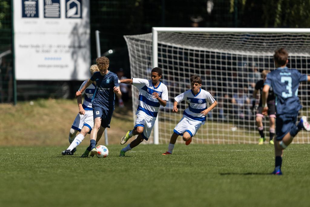 Fußball I Männer I 40. Pfingscup Hollage I 13334 | realhellocedii - Realisiert mit Pictrs.com
