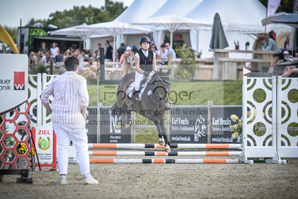 DOS_0105 | Entdecke hochwertige Reitturnierfotos von Foto Oger. Professionell, emotional und authentisch – jetzt Lieblingsmomente im Shop bestellen. - Realisiert mit Pictrs.com