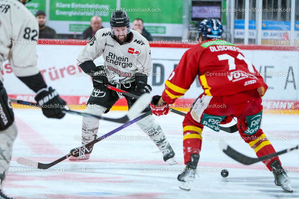 DueDEL25022401010 | 25.02.2024, Düsseldorf, Eishockey, Penny DEL, 49. Spieltag, PSD-BANK Dome, Düsseldorfer EG - Kölner Haie: Jason Bast (Kölner Haie) gegen Kohen Olischefski (Düsseldorfer EG)