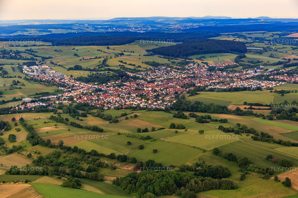 Luftbild: Ortsansicht von Westen im Ortsteil Jöhlingen in Walzbachtal im Bundesland Baden-Württemberg in Deutschland. Foto: IMG_089297.jpg vom 10.06.2016 durch Werner Riehm/FLY-FOTO.de
