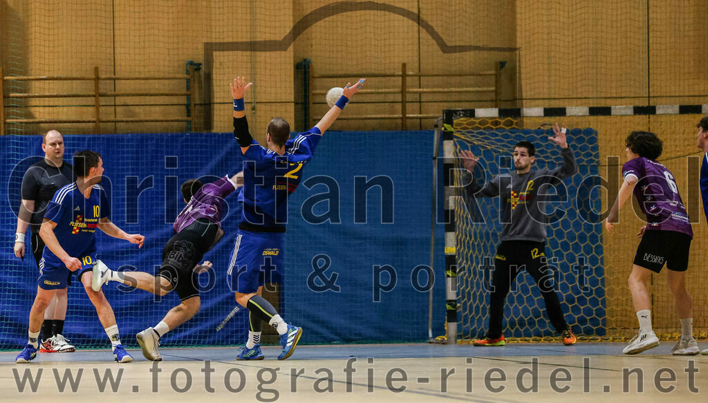 2024-02-24_048_SpVgg_Altenerding_gegen_SSG_Metten | Erding, Deutschland, 24.02.2024:
Handball, Bezirksoberliga Männer 2023 / 2024, 16. Spieltag, SpVgg Altenerding gegen SSG Metten, Endergebnis: 29:24

Vincent Muhr (SSG Metten, #10), Karel Kveton (SSG Metten, #2), Stefan Kraus (SSG Metten, #12), Jabob Köhler (SpVgg Altenerding, #6)

Foto: Christian Riedel / fotografie-riedel.net