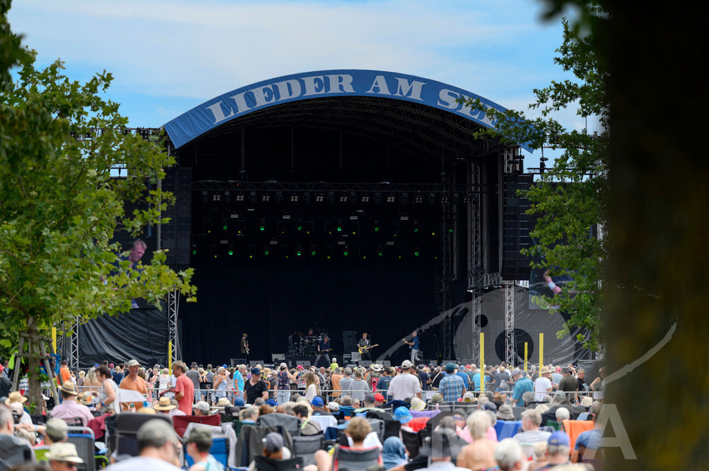 _DWA6869 | Band Big Country  ( Simon Hough, Jamie Watson, Bruce Watson, Mark Brzezicki und Gil Allan) bei ihrem Auftritt im Rahmen des Festival Lieder am See 2024 in Franken Enderndorf Spalt, 27.07.2024 Bayern Deutschland - Realisiert mit Pictrs.com