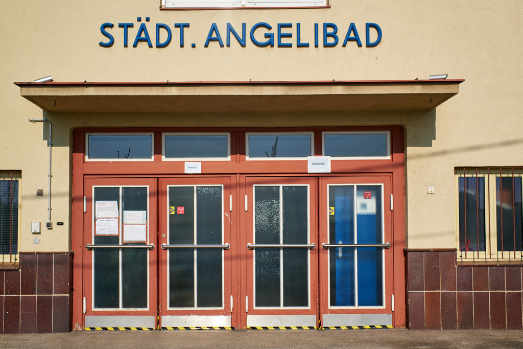 Eingang Städtisches Angelibad | Wien, Austria - April 27, 2021: Eingang Städtisches Angelibad. - Realisiert mit Pictrs.com