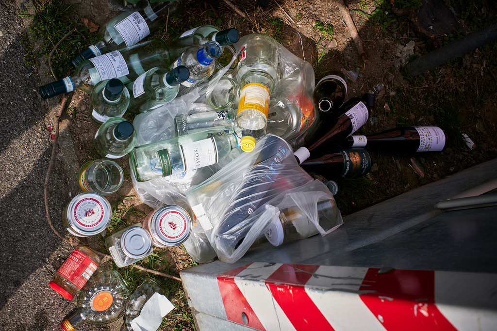 Überfüllter Glascontainer in der Stadt | Wien, Austria - March 25, 2020: Überfüllter Glascontainer in der Stadt. - Realisiert mit Pictrs.com