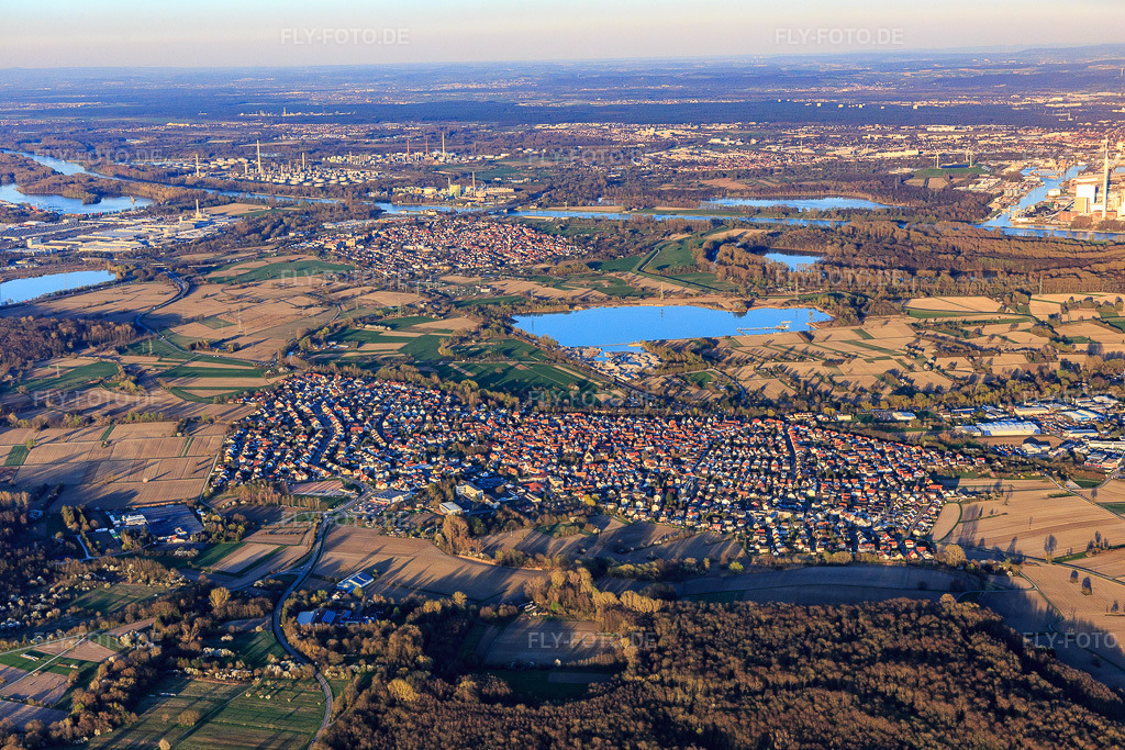 Luftbild: Stadtansicht aus Westen bis zum Rhein in Hagenbach im Bundesland Rheinland-Pfalz in Deutschland. Foto: IMG_097893.jpg vom 27.03.2017 durch Werner Riehm/FLY-FOTO.de