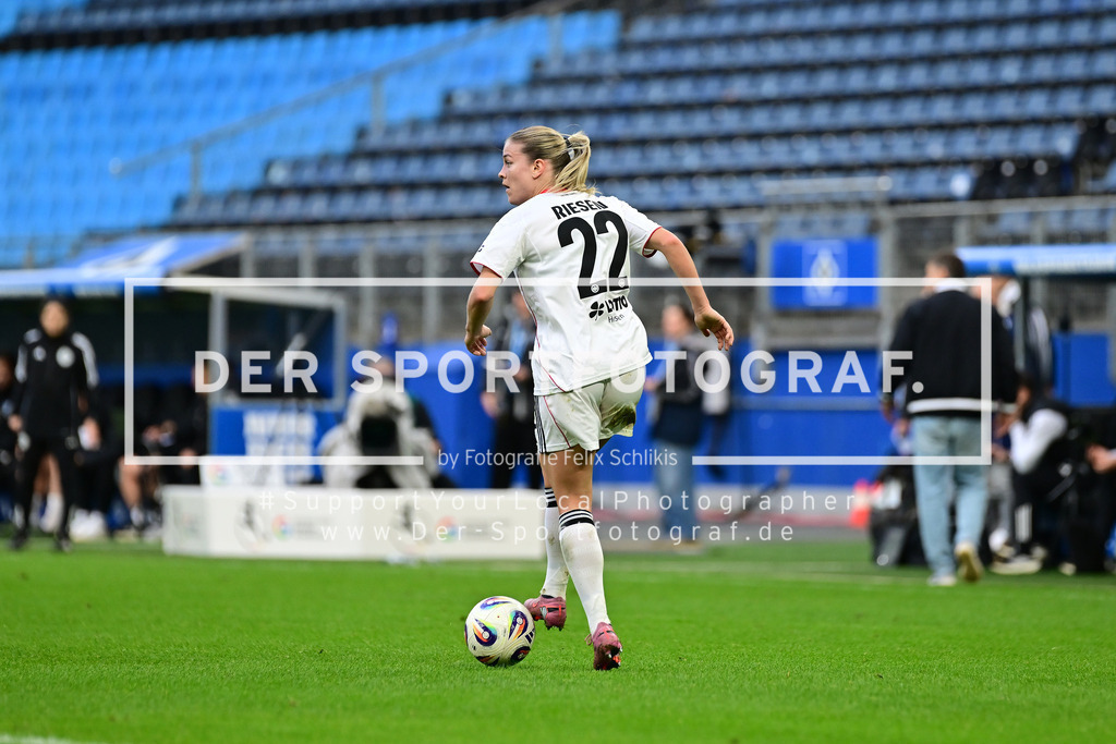Fußball I Frauen I Saison 2025-2026 I Bundesliga I 8. Spieltag I Hamburger SV - Eintracht Frankfurt I 26155 | Nadine Andrina Riesen (22, Eintracht Frankfurt) - Realized with Pictrs.com