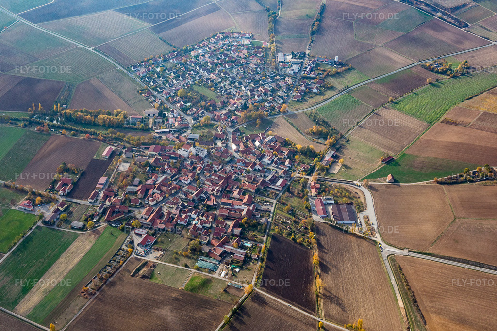 Luftbild: Landwirtschaftliche Nutzflächen und Feldgrenzen umsäumen das Siedlungsgebiet des Dorfes in Frankenwinheim im Bundesland Bayern in Deutschland. Foto: IMG_112494.jpg vom 03.11.2018 durch Werner Riehm/FLY-FOTO.de
