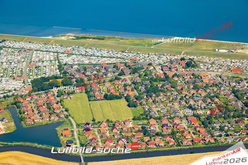 Aktuelles Luftbild von  Neuharlingersiel - Die Luftaufnahme wurde 2022 mittels UL-Flugzeug erstellt ( keine Drohne ) - hochauflösende Kamera-Systeme von  Canon -Beste Qualität - Für grossformatige Ausdrucke geeignet. Die Geschenkidee !