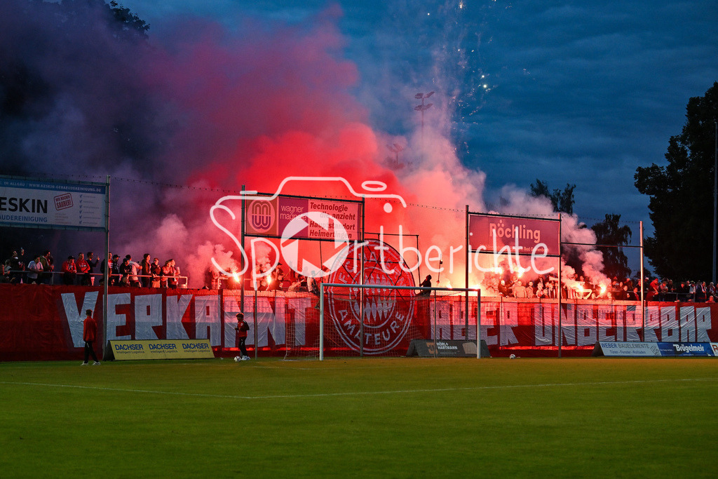 FC Memmingen - FC Bayern Amateure | Die Fans der Bayern Amateure zünden zu Beginn der zweiten Halbzeit Pyrotechnik / Pyro / Ultras / Symbolbild / Regionalliga Bayern: FC Memmingen - FC Bayern München II; Arena Memmigen am 29.08.2025
