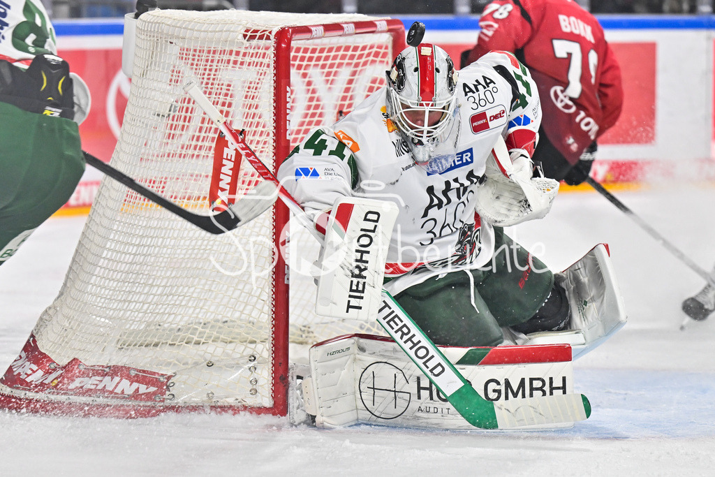 Kölner Haie - Augsburger Panther | KÖLN, DEUTSCHLAND - 04. MÄRZ: im Bild Peyton JONES (Augsburger Panther 41) - der hier einen Schuss entschärfen kann während dem Match zwischen den Kölner Haien und den Augsburger Panthern am 48. Spieltag der Penny DEL in der Lanxess Arena