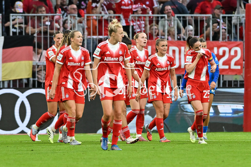 FC Bayern München - Bayer 04 Leverkusen | Jubel der FCB Frauen nach dem Treffer zum 2-0 durch Klara BUEHL (FCB #17) / Tor / Torschuetze / Freude / Happy / Google Pixel Frauen-Bundsliga: FC Bayern München - Bayer 04 Leverkusen; Allianz Arena am 06.09.2025