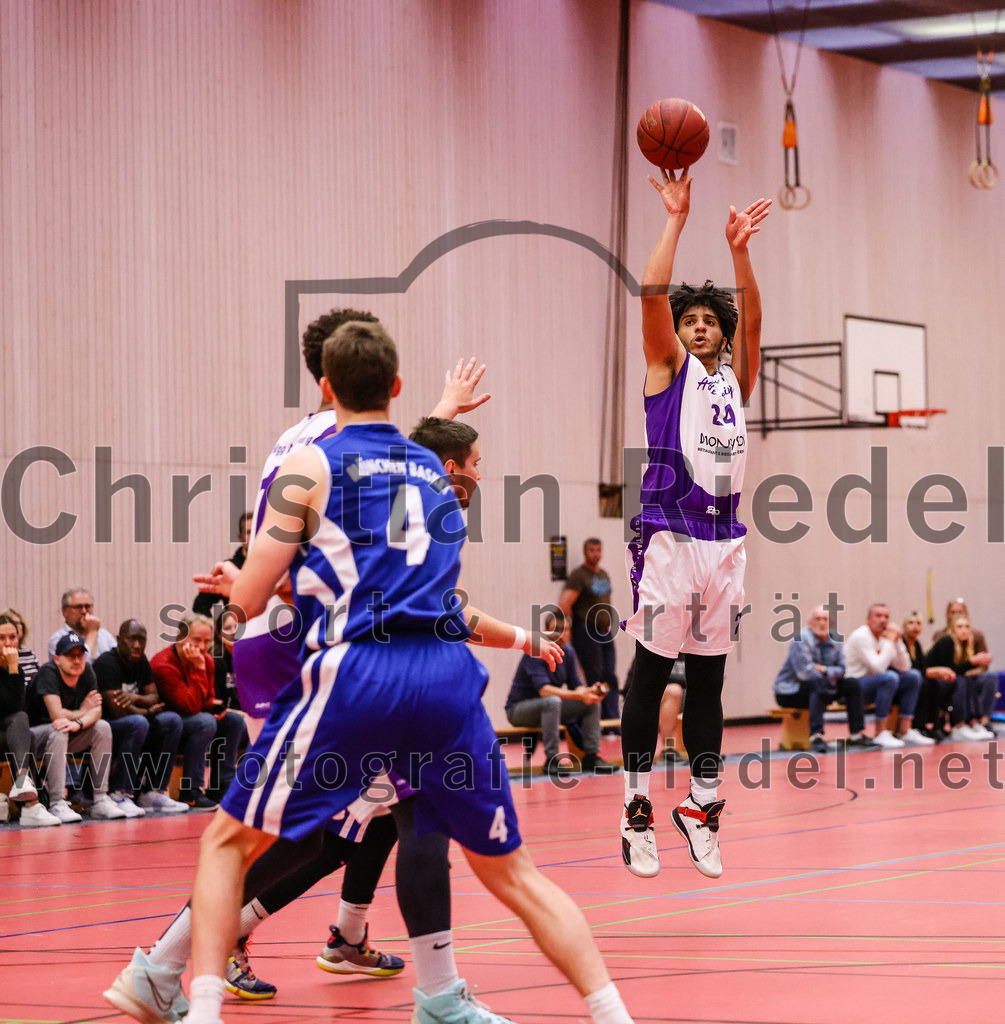 2022-05-29_079_SpVgg_Altenerding_gegen_Muenchen_Basket_2 | Erding, Deutschland, 29.05.2022:
Basketball, Bezirksliga 2021 / 2022, Herren Turnier der 2. der Aufstiegsrunden, SpVgg Altenerding gegen München Basket 2, Endergebnis: 

Tizian Baur (München Basket, #4), Justin Ledbetter (SpVgg Altenerding, #24)

Foto: Christian Riedel / fotografie-riedel.net