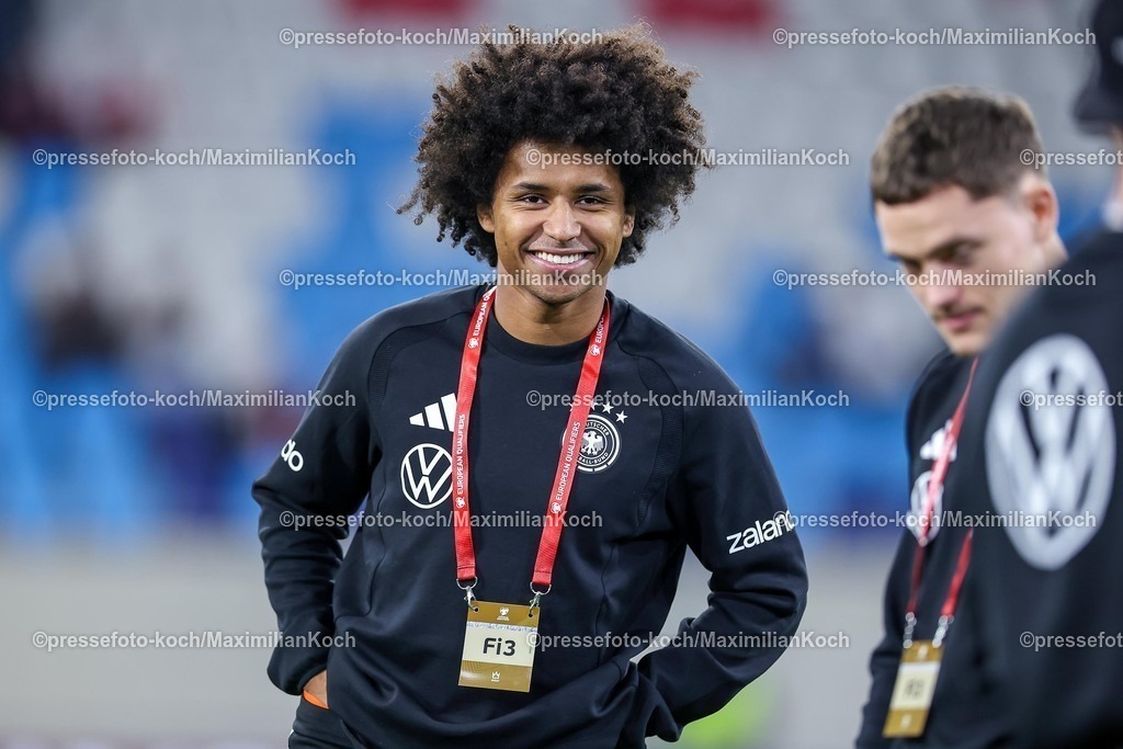 DFB14112501017 | 14.11.2025, Fußball, Länderspiel, WM-Qualifikation Europa, Deutschland - Luxemburg, Stade de Luxembourg (Croix de Gasperich, Luxemburg), 9. Spieltag, Saison 2025 2026: Karim Adeyemi (GER #14) lachend Freude fröhlich  bei der Platzbehung vor dem SpielRegulations prohibit any use of photographs as image sequences and or quasi-video.