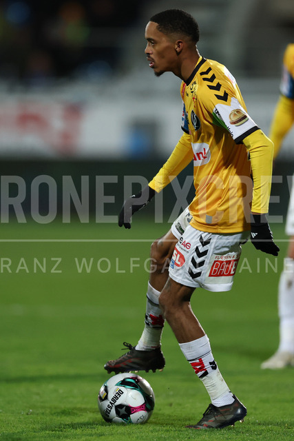 TSV Egger Glas Hartberg vs SV Oberbank Ried – Austrian Bundesliga Match | The image shows Antonio Van Wyk (Ried) with ball, at the Bundesliga match TSV Hartberg vs SV Ried at Profertil Arena Hartberg. 22.11.2025