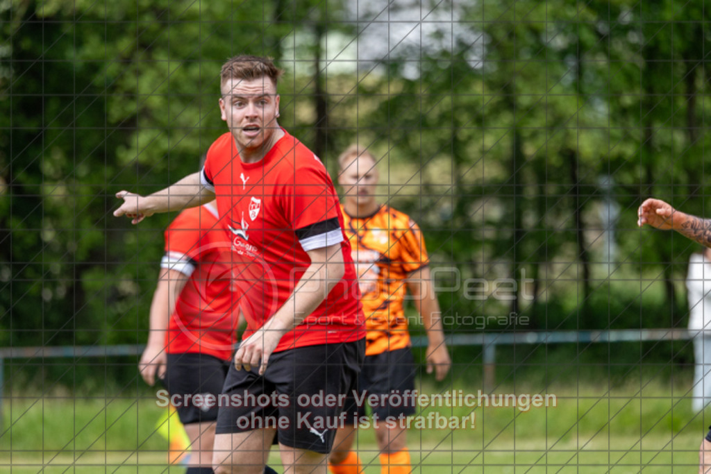 20250518_152936_0183 | #,TV Birenbach (rot) vs. SGM Jebenhausen/Bezgenriet II (organge), Fussball, Kreisliga B8 - Bezirk Neckar/Fils, 27. Spieltag, Saison 2024/2025, Rasenplatz, Sportplatz Birenbach, Turnhallenweg 8, 73102 Birenbach, 18.05.2025 - 15:00 Uhr,Foto: PhotoPeet-Sportfotografie/Peter Harich