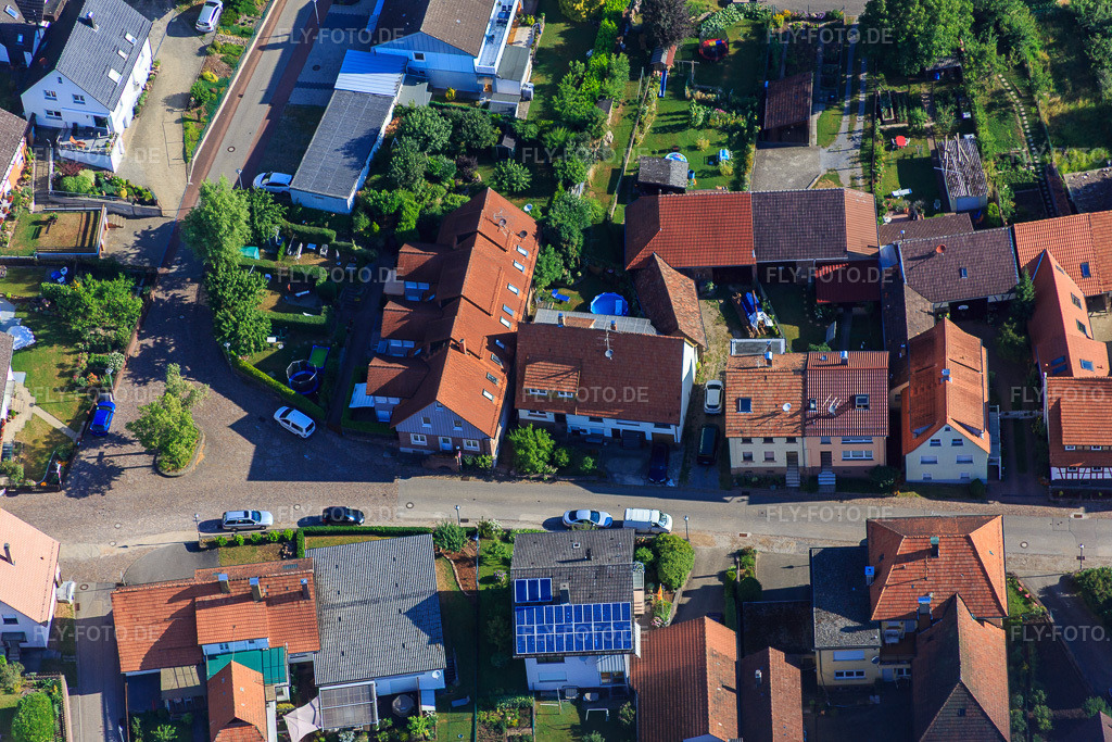 Luftbild: Lange Straße im Ortsteil Schluttenbach in Ettlingen im Bundesland Baden-Württemberg in Deutschland. Foto: IMG_084012.jpg vom 26.07.2015 durch Werner Riehm/FLY-FOTO.de