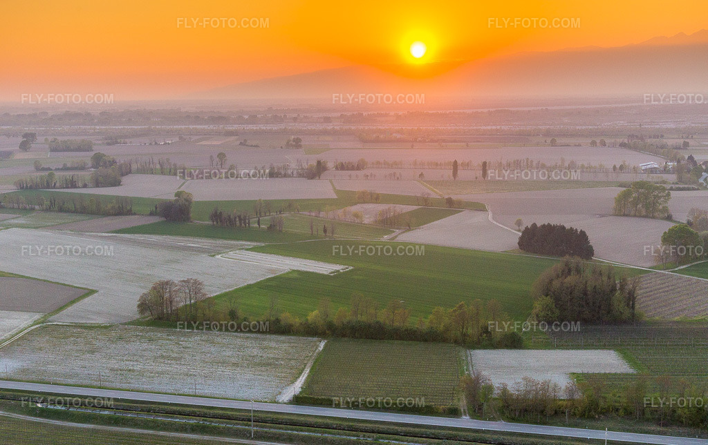 Aerial view: Sunset over the Tagliamento landscape in Domanins in the district Rauscedo-Domanins in San Giorgio della Richinvelda in the state Pordenone, Italy.Photo: IMG_099010.jpg taken on 04/08/2017 by Werner Riehm/FLY-FOTO.comResolution of the original: 5472 x 3446 px