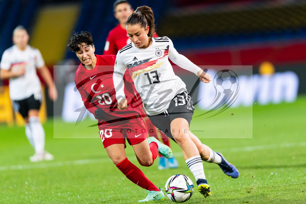 GERTUR20211126_020 | Fussball, Frauen: Elif Keskin (Turkey) und Sara Draebitz (Germany) im Zweikampf bei dem Spiel der WM-Qualifikation zwischen Deutschland und Tuerkei im Eintracht-Stadion am 26.11.2021 in Braunschweig, Deutschland. - Realisiert mit Pictrs.com